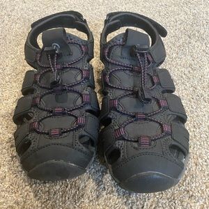 Women’s Khombu closed toe sandal 9 M